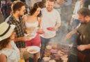 Freunde grillen gemeinsam im Garten | Sonnensegel für Terrasse
