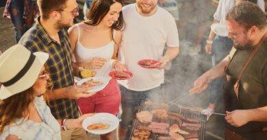 Freunde grillen gemeinsam im Garten | Sonnensegel für Terrasse