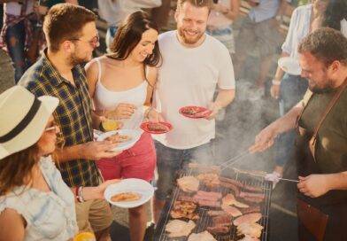 Freunde grillen gemeinsam im Garten | Sonnensegel für Terrasse