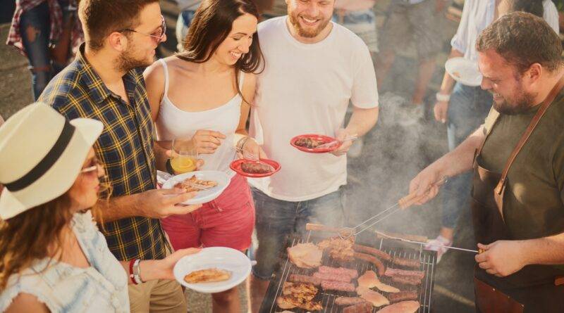 Freunde grillen gemeinsam im Garten | Sonnensegel für Terrasse
