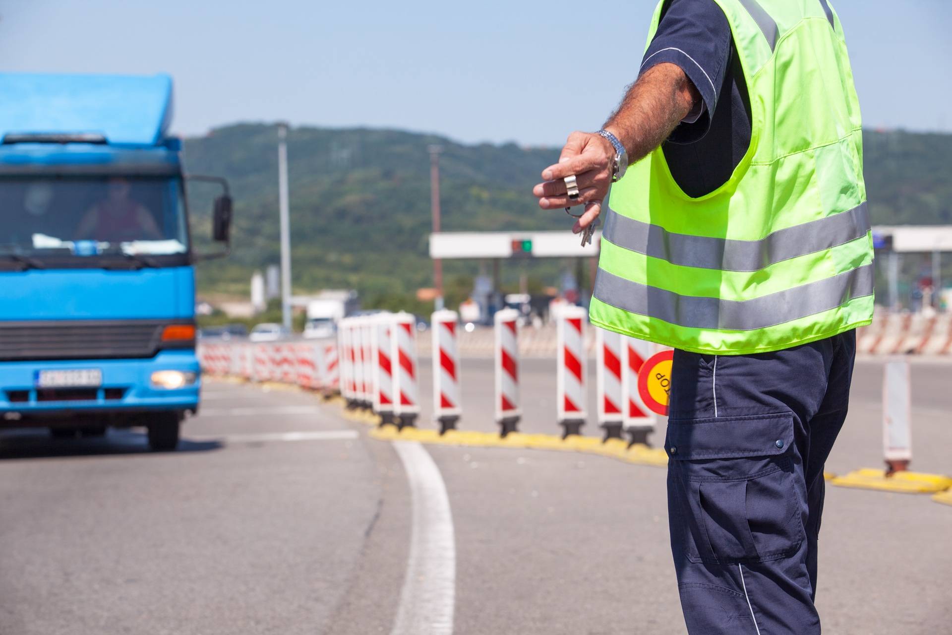 Mann in Warnweste leitet LKW ein | Zusatzscheinwerfer Fernlicht