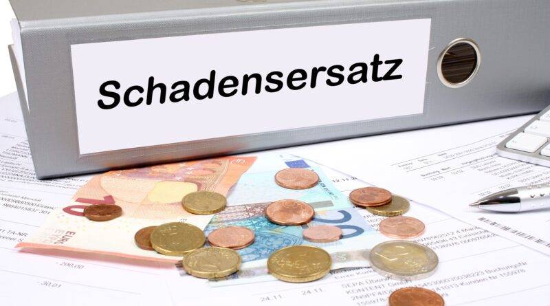 Aktenordner mit Geld und Dokumenten | Anwalt für Produkthaftung