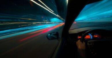 Blick aus dem Auto bei Nacht mit Lichtern und Geschwindigkeit, symbolisch für den abwechslungsreichen Alltag in Taxifahrer Jobs