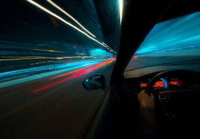 Blick aus dem Auto bei Nacht mit Lichtern und Geschwindigkeit, symbolisch für den abwechslungsreichen Alltag in Taxifahrer Jobs