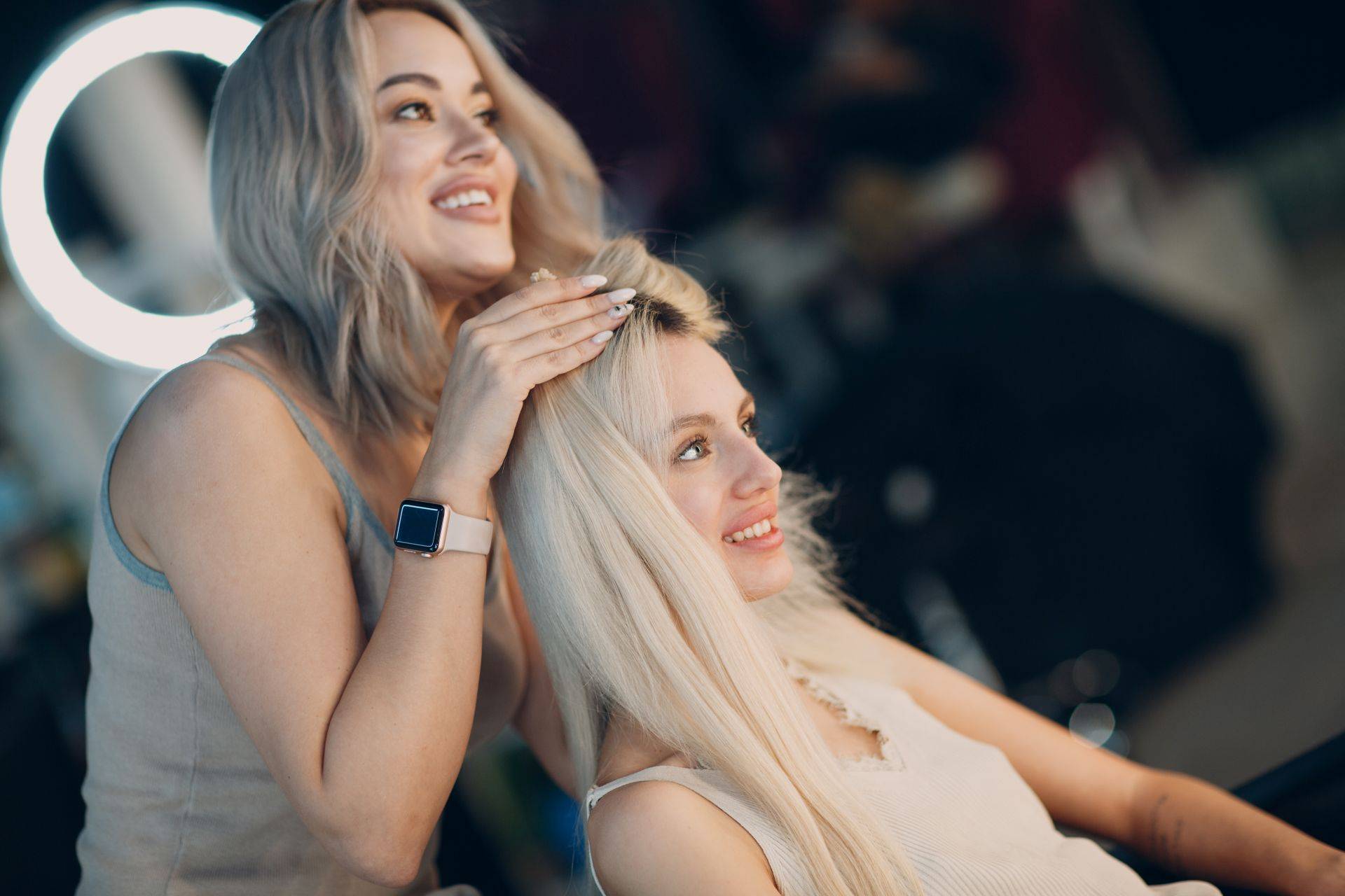Friseurin berät Kundin zu Extensions im Salon in Goeppingen