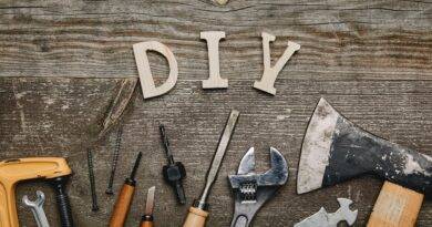 Holzschrift DIY mit Werkzeugen | Polycarbonatplatten
