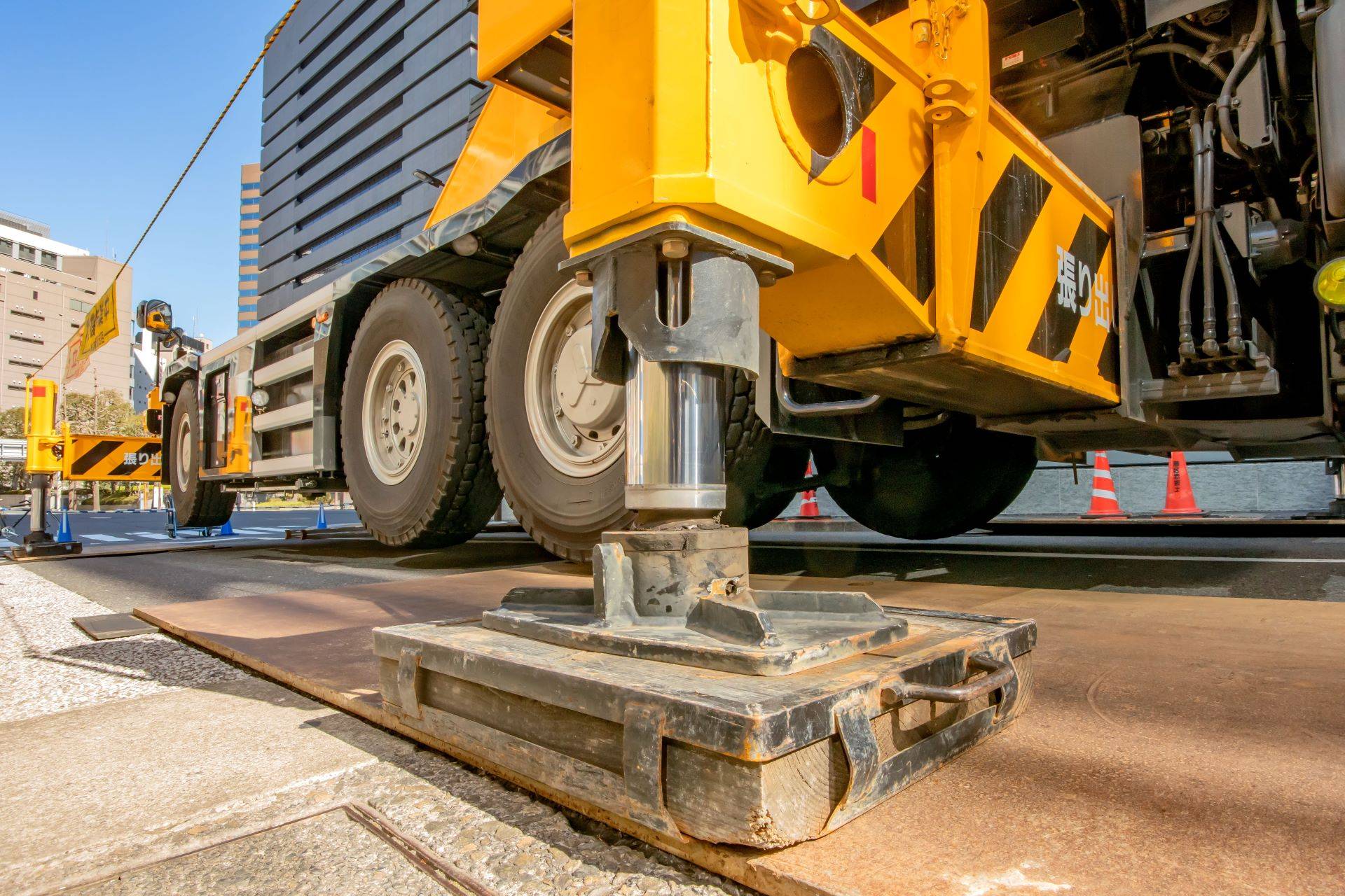 Stabilisierungsstütze eines Arbeitsfahrzeugs auf Baustelle in Oberhausen