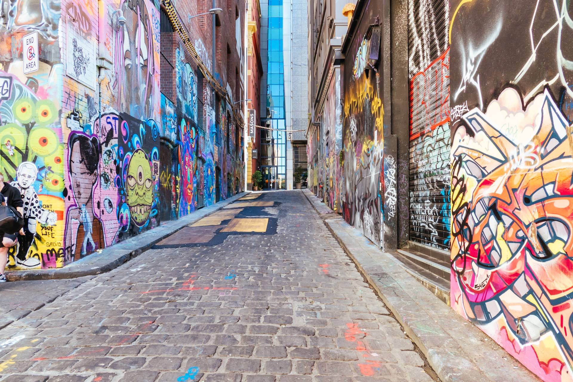 Graffitibemalte Gasse mit Streetart-Figuren | Graffiti Auftrag