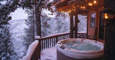 Whirlpool-Zubehoer auf Holzterrasse im Winter mit schneebedecktem Wald und Lichterkette bei Abendstimmung