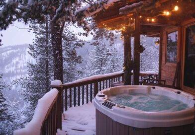 Whirlpool-Zubehoer auf Holzterrasse im Winter mit schneebedecktem Wald und Lichterkette bei Abendstimmung