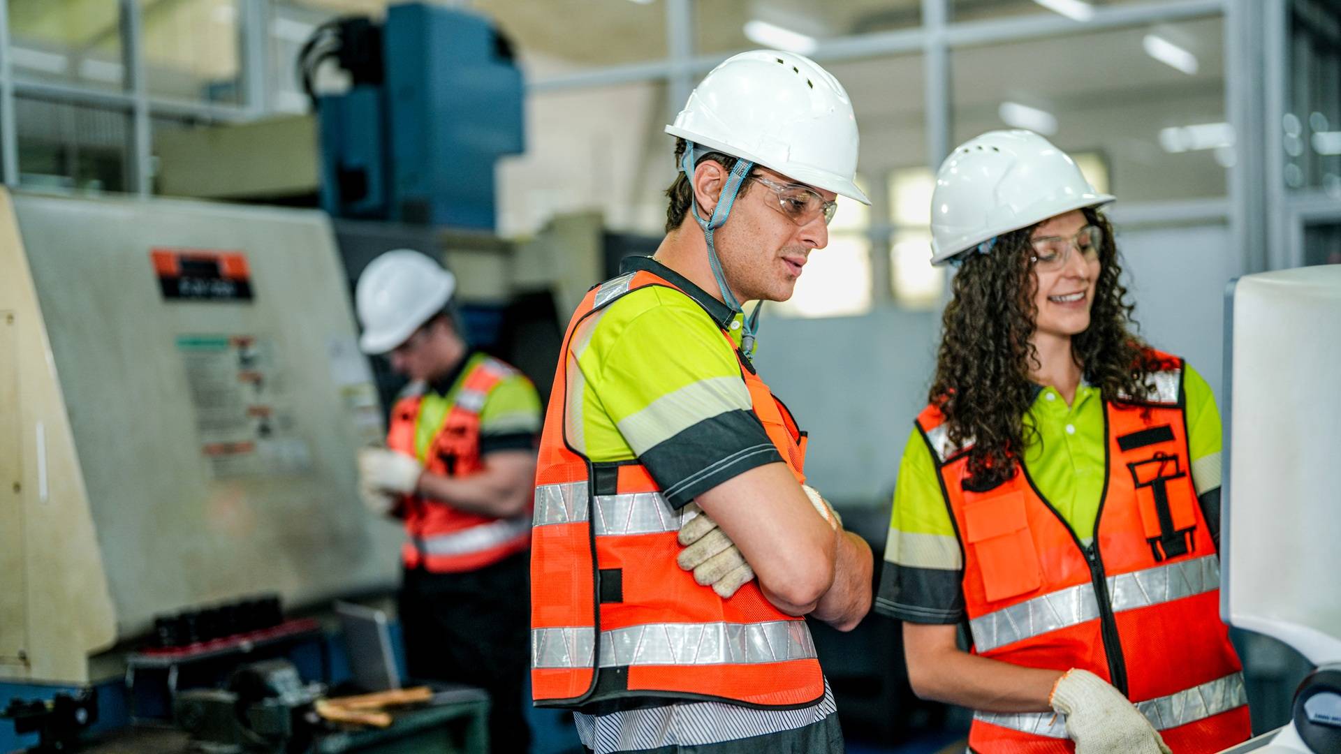 Team prüft Maschinenprozesse in der Fertigung | predictive quality